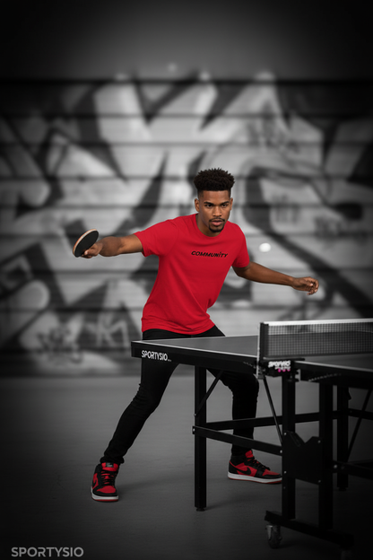 COMMUNITY black on red - Action shot at table