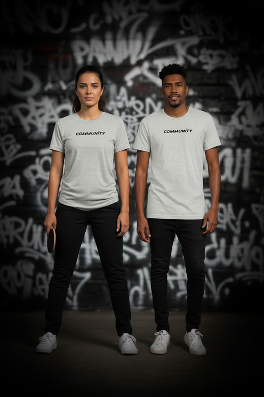 Stejná žena a muž společně v COMMUNITY tričkách